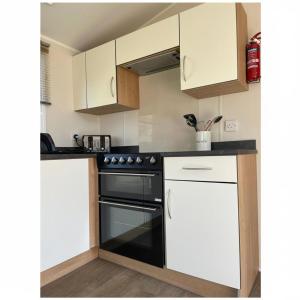 Caravan - sleeps 6 & parking