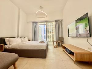 Homes2Retreat - Cozy Studio with Pool and Sauna in Al Furjan