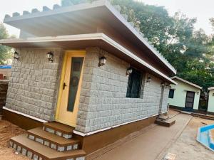 Leo Comforts river view Resort