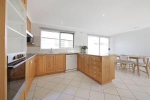 Logans Beach Apartments - BeachHouse