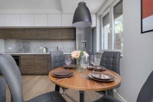 Spacious Wrocław Apartment with Air Conditioning and Two Parking Spaces by Noclegi Renters