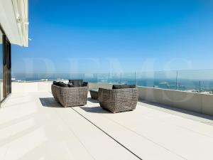 Seaview gem with terrace, hot tub and pool REMS