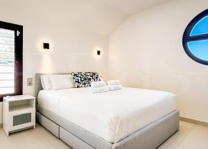 Seaview gem with terrace, hot tub and pool REMS