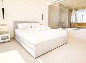 Seaview gem with terrace, hot tub and pool REMS