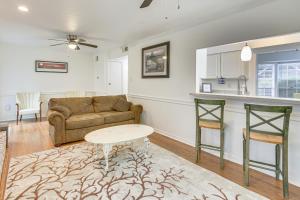 23 Mi to NOLA Cozy and Quaint Destrehan Townhome