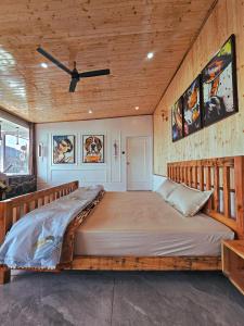 Panoramic Jacuzzi Suite with huge Balcony & Swing