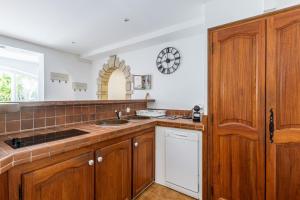 Bright House With Terrace And Garden