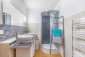 Bright House With Terrace And Garden