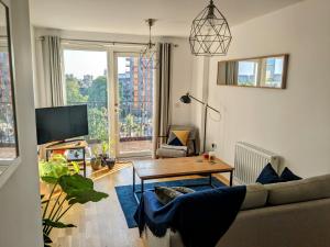 Newly built apartment, stunning views of the city!