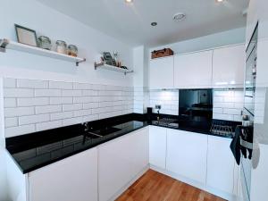 Newly built apartment, stunning views of the city!