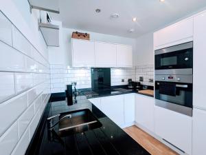 Newly built apartment, stunning views of the city!