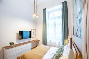 Colorful Studio Top Location AC