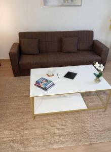 Garden Retreat 2 bedroom apt in Kallithea