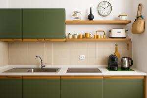 PARATICO - Lakefront Apartment with Pool Access & Free Parking