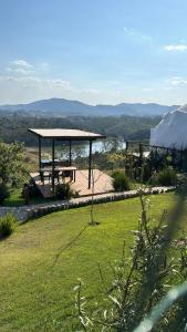 Domo com vista do Lago e Montanhas