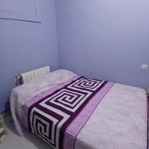 Habitación azul con cama doble disponible en Barcelona