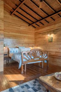 SaffronStays Satori WoodHouse - 2BR lake-view pool villa with farm-to-table dining, machan sit-out and lush gardens