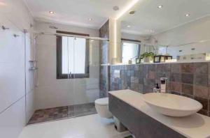 Luxury villa in Tossa, heated pool