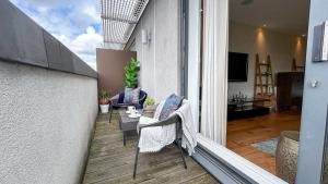 NEW 3-Bedroom Kings Cross flat with Balcony, Free WiFi and lift access near St Pancras International, Angel, Islington,