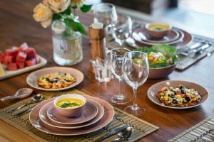 SaffronStays Satori WoodHouse - 2BR lake-view pool villa with farm-to-table dining, machan sit-out and lush gardens