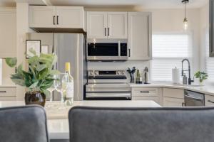 Modern 6BR Home in Briargate - Pet Friendly