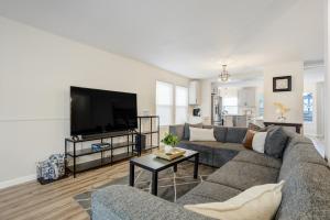 Modern 6BR Home in Briargate - Pet Friendly