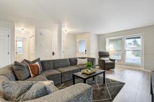 Modern 6BR Home in Briargate - Pet Friendly