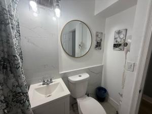 Modern cozy home with private patio - Sleeps 6