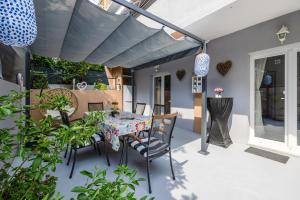 Dalmatian 230m2 with pool and garden near the old town for families