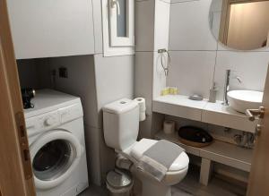 The Athenian Nest 2-Bedroom Apartment in Metaxou