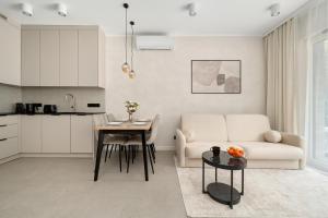 Luksusowe Apartamenty w Centrum Wrocławia Blisko Parku z Klimatyzacją w Salonie by Noclegi Renters