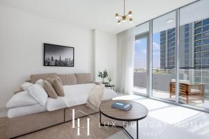 LUX 2BR Lagoon View District One, 10 to 15 min Burj Khalifa