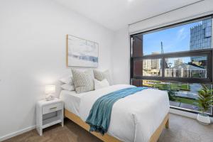 Modern 3BR Melbourne Waterfront Apartment with Resort Amenities in Docklands