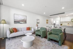 Modern 3BR Melbourne Waterfront Apartment with Resort Amenities in Docklands