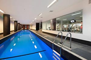 Modern 3BR Melbourne Waterfront Apartment with Resort Amenities in Docklands