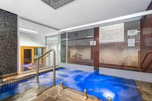 Modern 3BR Melbourne Waterfront Apartment with Resort Amenities in Docklands