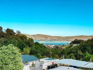 Lagoon View Retreat-Stylish 2BR in Central Knysna