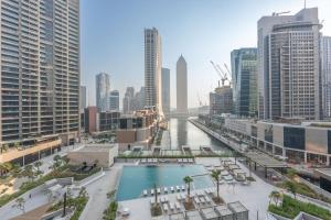 Free housekeeping visits during your stay - StayShort - Business Bay apartment sleeps 4 with City Views