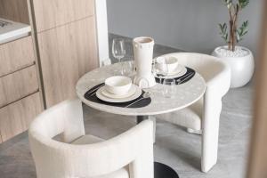 Free housekeeping visits during your stay - StayShort - Business Bay apartment sleeps 4 with City Views