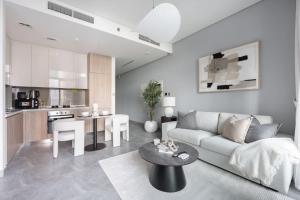 Free housekeeping visits during your stay - StayShort - Business Bay apartment sleeps 4 with City Views