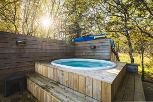 Riverside Cabin - Hot Tub, Fishing and Relaxing Escape