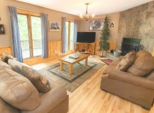 FREE Tickets! Wandering Bear Lodge 4BR Mountain Chalet with Hot Tub, Game Room & Fire Pit