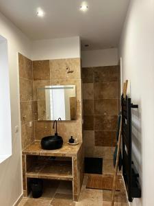 Cozy room apartment Nîmes Centre Coupole Arènes