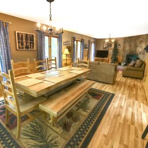 FREE Tickets! Wandering Bear Lodge 4BR Mountain Chalet with Hot Tub, Game Room & Fire Pit