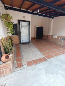 Confortable y hermosa casa en conjunto cerrado a 5 minutos de La Universidad de Carabobo y 10 de la zona centrica Valencia con todos los serivicios cerca