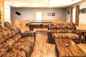 FREE Tickets! Wandering Bear Lodge 4BR Mountain Chalet with Hot Tub, Game Room & Fire Pit