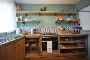 Stylish 1BR Retreat with Garden and Rustic Kitchen