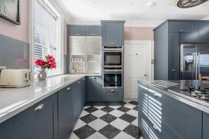 Grand 7BR Hertford Manor Hot Tub & Cinema Room