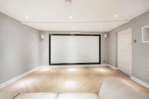 6 Bedroom - Luxury - Cinema Room