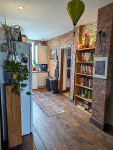 Creative Warehouse Conversion & Plant Haven - Апартаменты/квартиры, Лондон